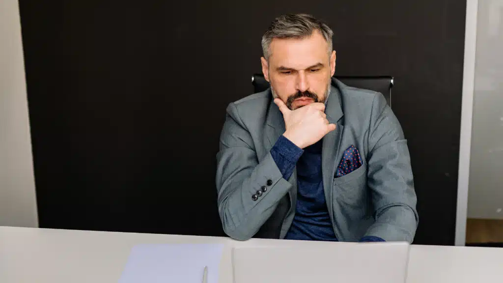 Männer 50+: Ein nachdenklicher Mann im Business-Outfit – Symbol für Reflexion, neue Perspektiven und den Neustart im Berufsleben ab 50 im Jahr 2026.