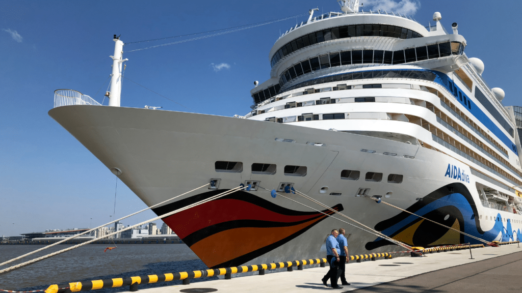 Männer 50+: Ein imposantes Kreuzfahrtschiff im Hafen – Symbol für Freiheit, neue Abenteuer und den Neustart ab 50 im Jahr 2026.