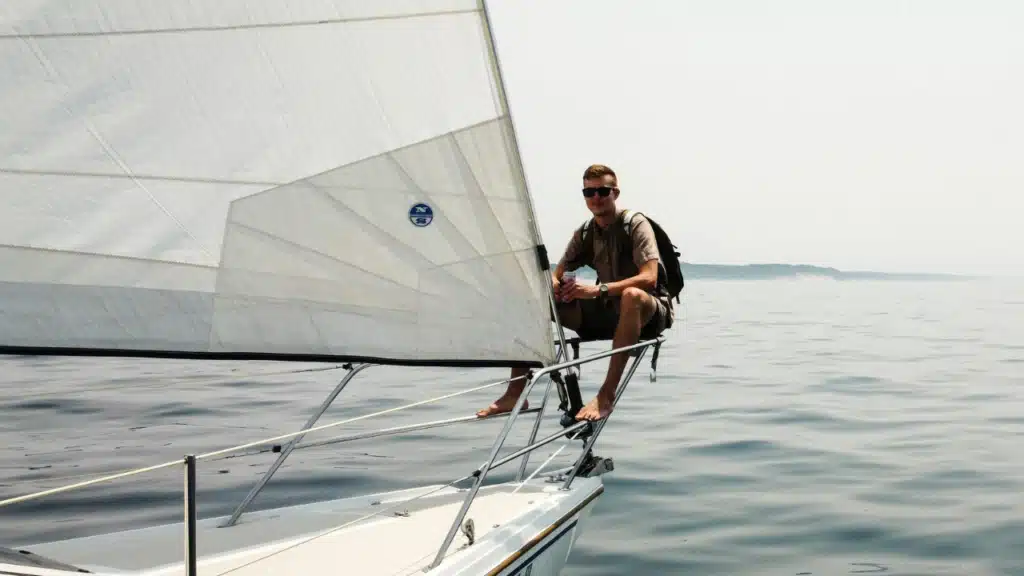 Midlife Crisis bei Männern: Ein entspannter Mann auf einem Segelboot – Symbol für Freiheit, Abenteuer und neue Lebensperspektiven in der Midlife-Phase.