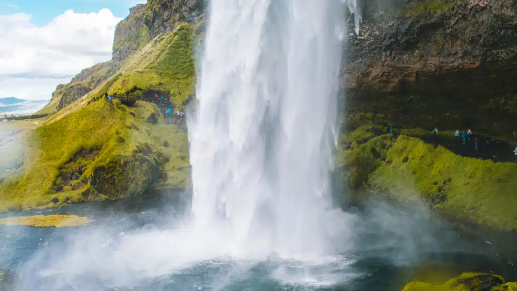 Großer Wasserfall in grüner Landschaft als Symbol für Neuanfang, Veränderung und neue Energie im Leben mit 50