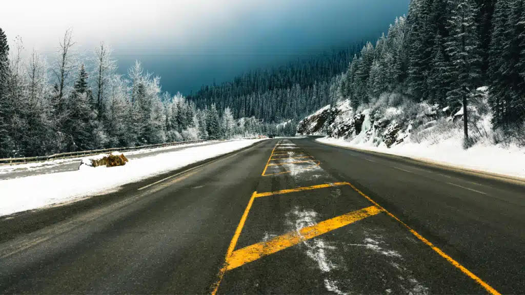 Leere Straße im Winter als Symbol für Neustart im Leben und Midlife-Crisis bei Männern mit Blick nach vorne. Midlife-Crisis bei Männern
